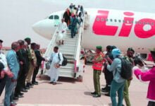 في ليلة البارحة، وصل الفوج الرابع من حجاج موريتانيا إلى مطار نواكشوط الدولي، قادمًا من المملكة العربية السعودية الشقيقة بعد أداء مناسك الحج للعام الهجري 1444. وكان في استقبالهم الأمين العام لوزارة الشؤون الإسلامية والتعليم الأصلي، بيت الله ولد أحمد لسود، وبصحبته عدد من أعضاء الوزارة والسلطات الأمنية والعسكرية في المطار.