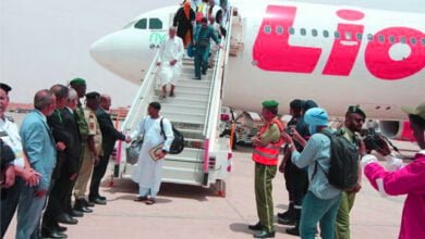 في ليلة البارحة، وصل الفوج الرابع من حجاج موريتانيا إلى مطار نواكشوط الدولي، قادمًا من المملكة العربية السعودية الشقيقة بعد أداء مناسك الحج للعام الهجري 1444. وكان في استقبالهم الأمين العام لوزارة الشؤون الإسلامية والتعليم الأصلي، بيت الله ولد أحمد لسود، وبصحبته عدد من أعضاء الوزارة والسلطات الأمنية والعسكرية في المطار.