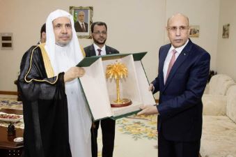 تكريم هيئة علماء المسلمين لرئيس الجمهورية بتسليمه درع التقدير