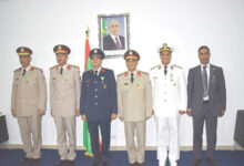 تكريم وزير الدفاع الوطني لستة ضباط مصريين