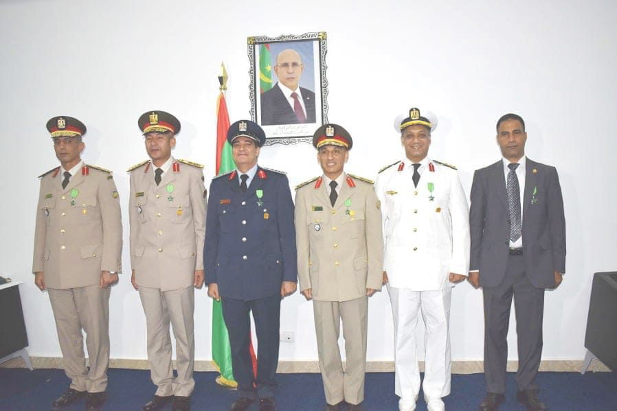 تكريم وزير الدفاع الوطني لستة ضباط مصريين