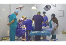 فريق طبي إسباني يقوم بعمليات جراحية واستشارات طبية في مركز بلدية نواذيبو