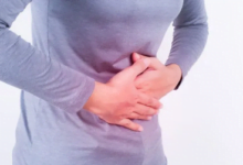 من أعراض الفتق السُري الشعور بألم ‫بسبب تعرض الأعضاء الداخلية للانضغاط في منطقة ضيقة (شترستوك)