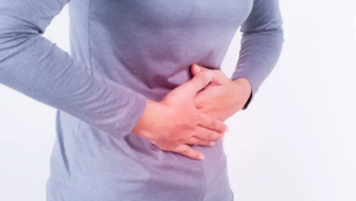 من أعراض الفتق السُري الشعور بألم ‫بسبب تعرض الأعضاء الداخلية للانضغاط في منطقة ضيقة (شترستوك)