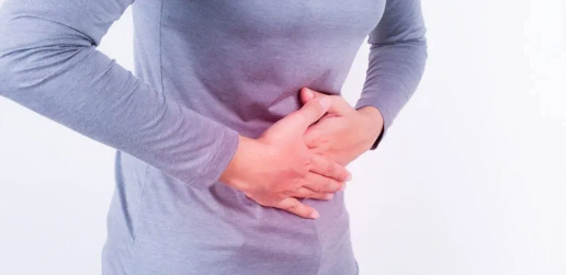 من أعراض الفتق السُري الشعور بألم بسبب تعرض الأعضاء الداخلية للانضغاط في منطقة ضيقة (شترستوك)