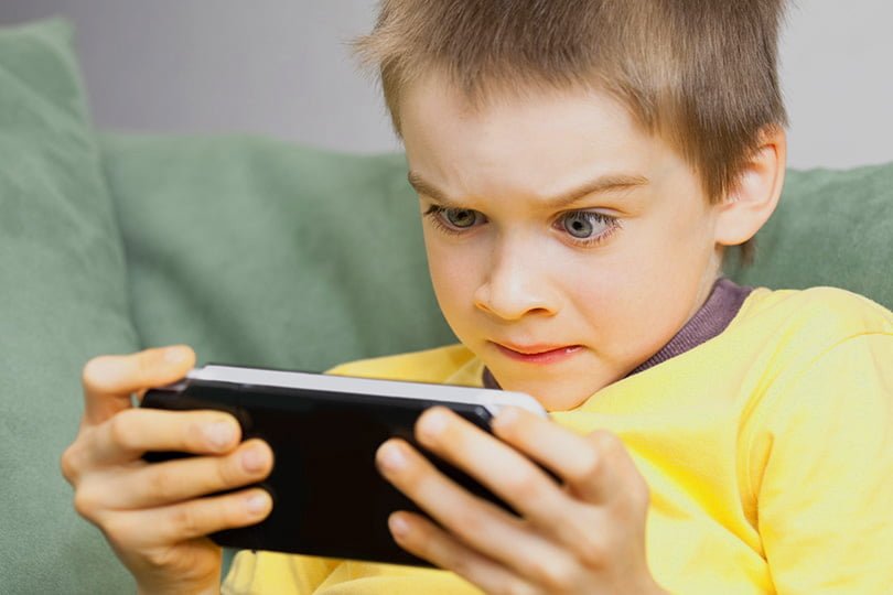 الهاتف المحمول والصحة.. كم يسمح للطفل باستخدامه؟ وما السن المناسبة؟
