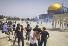 الاحتلال يعزز قواته في الأقصى ويحكم إغلاقه للضفة ومعابر غزة