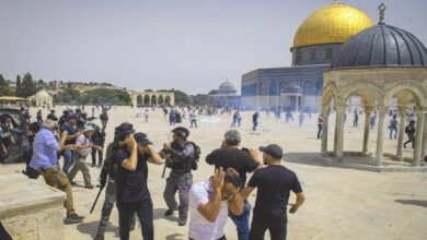 الاحتلال يعزز قواته في الأقصى ويحكم إغلاقه للضفة ومعابر غزة