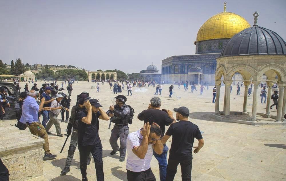 الاحتلال يعزز قواته في الأقصى ويحكم إغلاقه للضفة ومعابر غزة