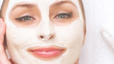 تبييض الوجه هو عملية تجميلية تهدف إلى تفتيح لون البشرة وجعلها تبدو أكثر إشراقًا