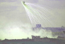 ما هي الإجراءات الأولية الواجب اتخاذها عند التعرض للفوسفور الأبيض؟