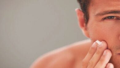 أسباب اسمرار الوجه عن باقي الجسم