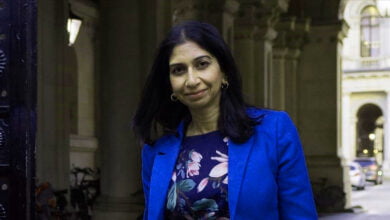 إقالة وزيرة داخلية البريطانية بسبب مواقفها المناوئة للفلسطينيين