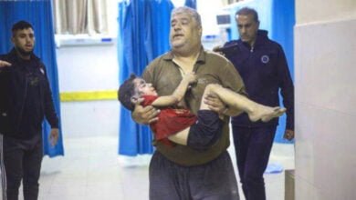 الجرحى يعانون في مستشفيات غزة بسبب نقص الإمكانيات ويفقدون الأمل