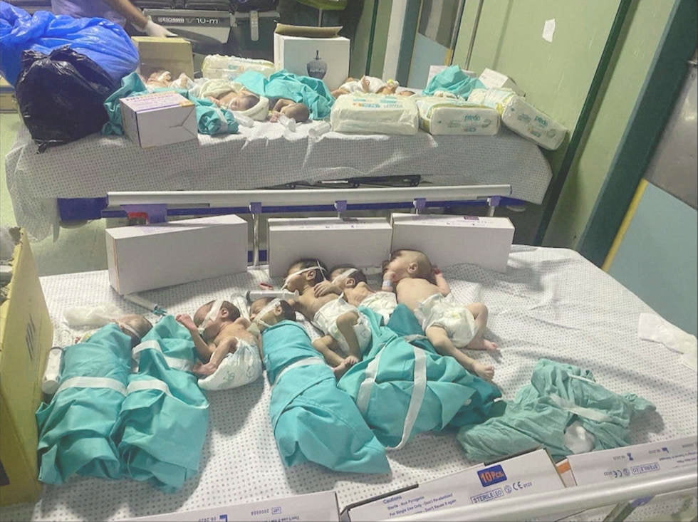 الاحتلال يبدأ إخلاء قسريا لمجمع الشفاء بغزة