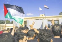 تحت حصار المعابر وانقطاع وسائل الاتصال: تحديات الفلسطينيين في مصر