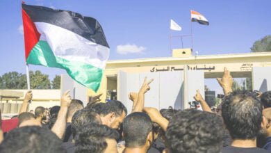 تحت حصار المعابر وانقطاع وسائل الاتصال: تحديات الفلسطينيين في مصر