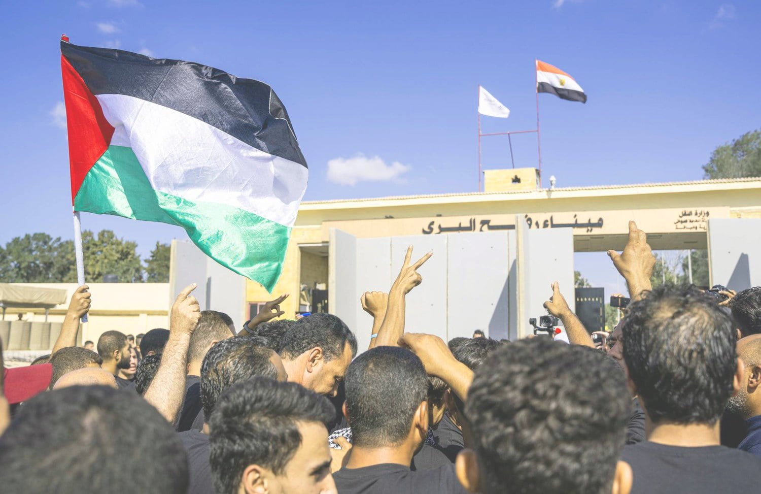 تحت حصار المعابر وانقطاع وسائل الاتصال: تحديات الفلسطينيين في مصر