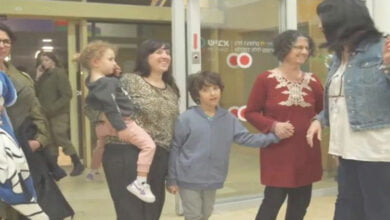 تقارير إعلامية إسرائيلية تشيد بمعاملة حماس للأسرى المفرج عنهم