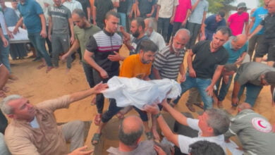 في كل صباح بغزة: الشهداء ينزلون إلى الأرض والأهالي يودعونهم بدموع