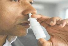 أين يكون استخدام البخاخ أكثر فعالية في علاج انسداد الجيوب الأنفية؟