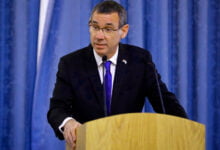 الجور حار تصريح صادم من مستشار نتنياهو حول تجريد نازحي غزة من ملابسهم