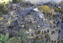 تحذيرات دولية من كارثة إنسانية في قطاع غزة مع تقييدات في توزيع المساعدات