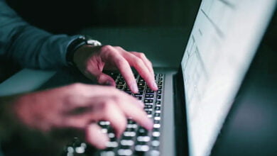 رسائل قرصنة تستهدف مستخدمي آبل