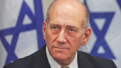 أولمرت يدعو إسرائيل إلى وقف الحرب والإفراج عن جميع أسرى حماس لضمان تحرير الرهائن