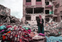 الاحتلال يواصل استهداف المدنيين بغزة ويكشف مزيدا من خسائره