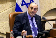 مذيع إسرائيلي يطرد عضو كنيست استخدمت تصريحاته دليلا في لاهاي