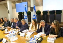 مشادات وصراخ بجلسة الحكومة والخلافات تتصاعد في إسرائيل