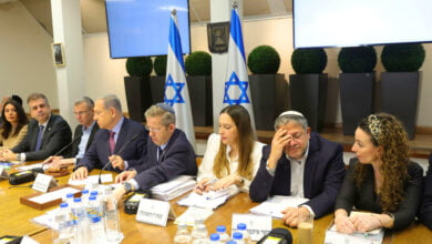 مشادات وصراخ بجلسة الحكومة والخلافات تتصاعد في إسرائيل