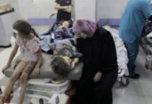 الاحتلال يجبر النازحين على إخلاء مجمع ناصر الطبي وتحذيرات من تكرار مأساة رفح