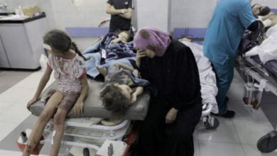 الاحتلال يجبر النازحين على إخلاء مجمع ناصر الطبي وتحذيرات من تكرار مأساة رفح