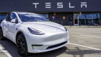 تسلا تستدعي ما يقرب من 2.2 مليون سيارة وتواجه غرامة بقيمة 1.5 مليون دولار