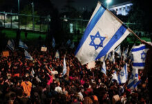 مظاهرات في إسرائيل تدعو لعزل نتنياهو وتحقيق صفقة لتبادل الأسرى