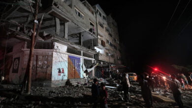 هجمات جوية تستهدف مدينة غزة واقتحام لمستشفى ومدارس في خان يونس من قبل الاحتلال