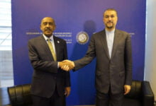 وزير الخارجية السوداني يصل طهران لأول مرة بعد استئناف العلاقات