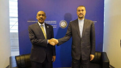 وزير الخارجية السوداني يصل طهران لأول مرة بعد استئناف العلاقات