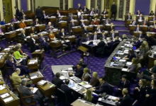 زعيم مجلس الشيوخ يعلن التوصل لاتفاق يجنب أميركا شللا إداريا