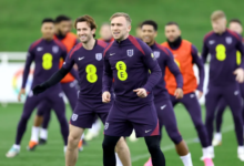 قميص (الأسود الثلاثة) الجديد يثير ضجة في إنجلترا