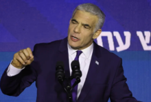 لبيد يهاجم قانون التجنيد ويتهم حكومة نتنياهو بالكذب والتهرب من المسؤولية