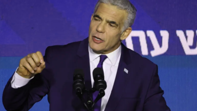 لبيد يهاجم قانون التجنيد ويتهم حكومة نتنياهو بالكذب والتهرب من المسؤولية