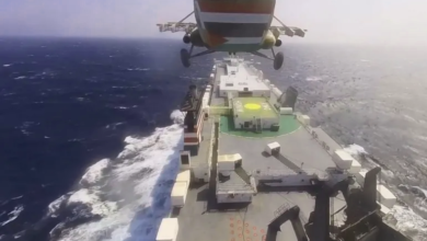 هجوم صاروخي يلحق أضرارا بسفينة قبالة سواحل الحديدة باليمن