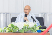 غزواني يعبر عن أسفه لانقطاع خدمات الماء والكهرباء في نواذيبو ويعلن التزامه ببناء الطريق