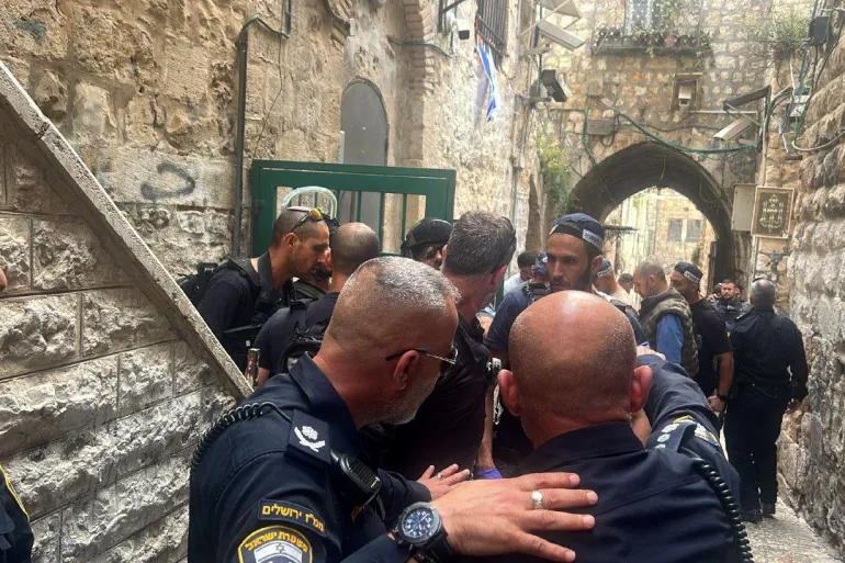 عملية طعن بالقدس والاحتلال يتهم سائحا تركيا