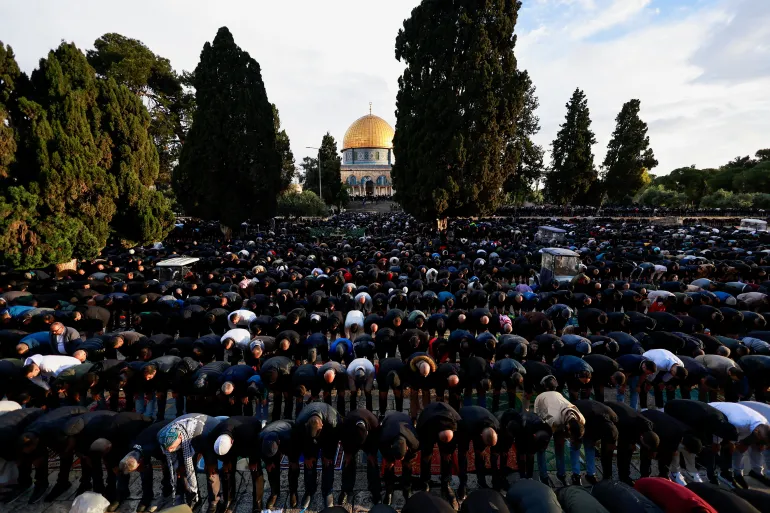 65 ألف فلسطيني يقيمون صلاة عيد الفطر في الأقصى بلا احتفال