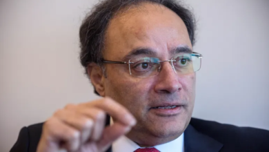 وزير باكستاني يتنازل عن راتبه الكبير لإنقاذ اقتصاد بلاده المضطرب