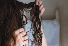 لماذا يجب ألا تنام بشعرك المبلل؟